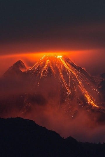 volcanes haciendo erupcion actualmente