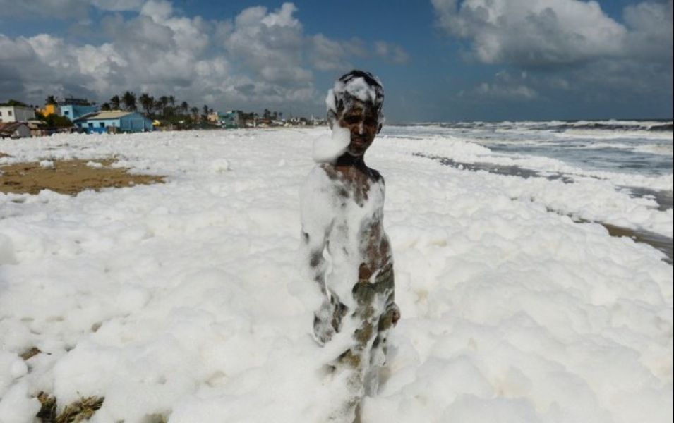 imagenes de playas contaminadas espuma toxica
