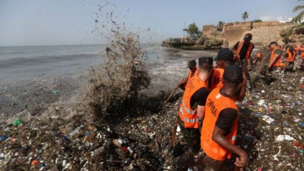 imagenes de playas contaminadas marea de basura