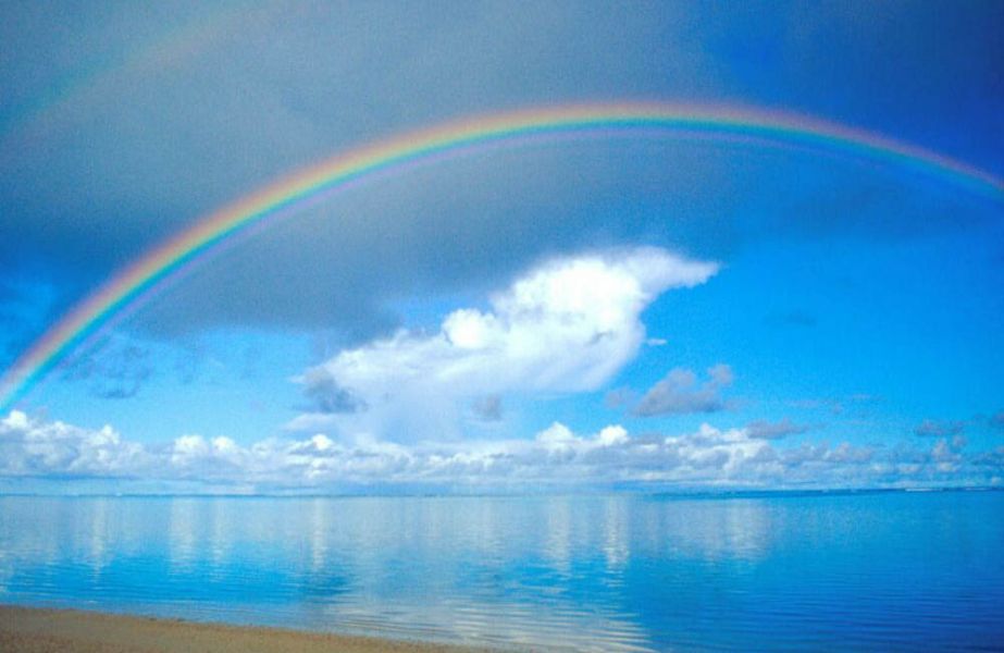imagenes de arcoiris con sol y lluvia sobre el mar