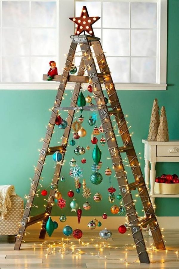 árbol de navidad reciclaje con una escalera