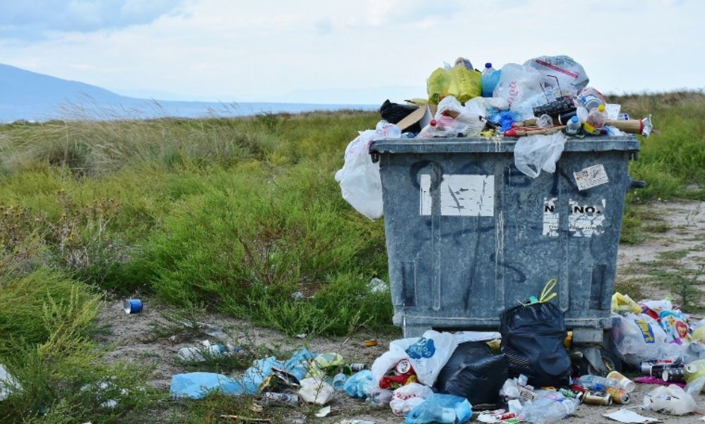 imágenes de reciclaje de basura para documentar el daño ambiental